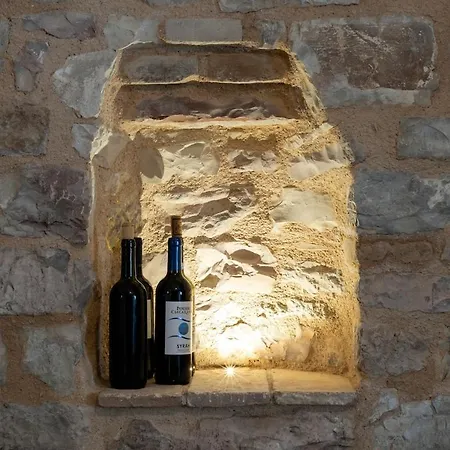 Cornelia Cave Apartment