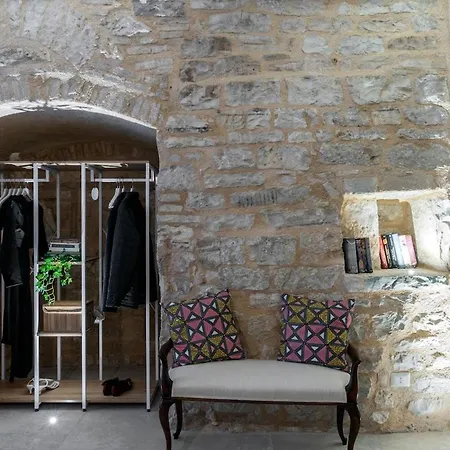 Cornelia Cave Apartment